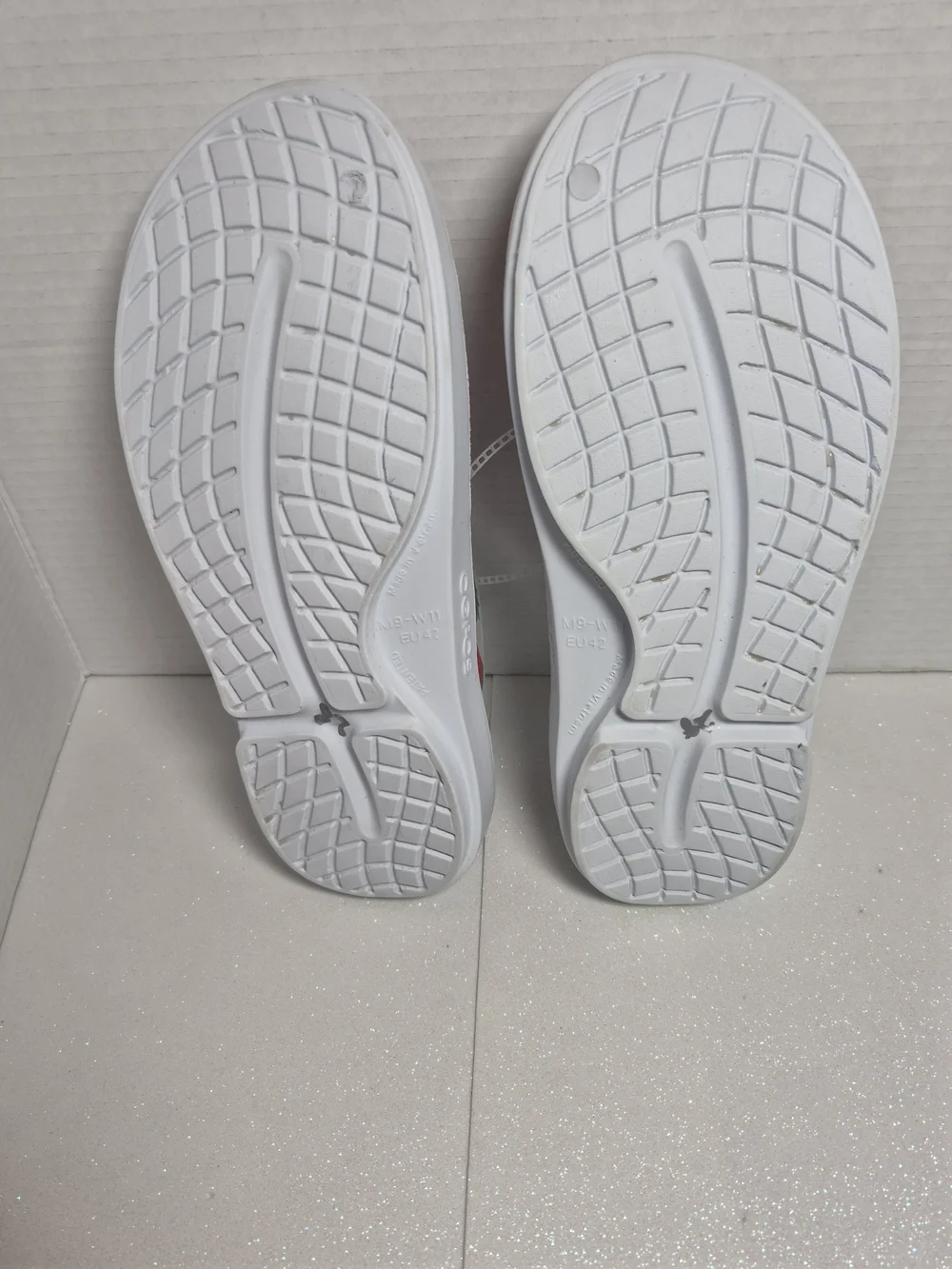 New OOFOS White Clog Mules with Pink Flamingo & Yellow Pineapple Print Size 11 - Picture 3 of 3